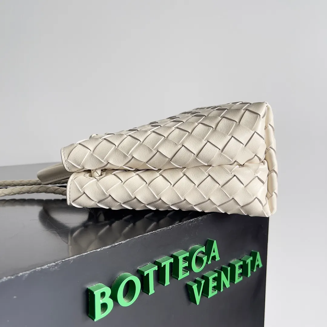 The 2023 new Andiamo batch of 1860 BV has been shipped‼ ️Really popular🔥The new Andiamo woven handbag launched by Bottega Veneta this season is really popular all over the world! ! Celebrities at home and abroad have worn it, and Oscar-winning actress Michelle Yeoh has taken it out on the street. Song Jia, Trai Yara, Yu Feihong, Sanji Ayaka, Rosie Hunting-Whiteley, Yoshioka Riho, etc. have all picked up this bag. It is classic and versatile, showing off its temperament, and the bag capacity is also large, which is very convenient for daily commuting! ! A variety of carrying methods, the shoulder straps can be adjusted by yourself, the original lambskin feels soft and delicate, and the neutral style is made to break gender boundaries and bring a more practical and longer-lasting use experience. Andiamo, which has both elegant and casual styles, perfectly interprets the true appearance of "fashionable old money style". Style number: 743568 Size: 25*22*10.5cm